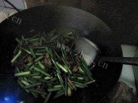 简单的蒜苔炒肉做法图解9)