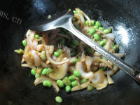 五味俱全的洋葱炒毛豆做法图解8)