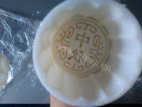 自己做的南瓜冰皮月饼做法图解13)