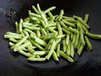 营养丰富的猪肉炒豆角做法图解7)