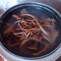 在家做的茶树菇排骨汤的做法图解七