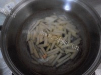 唇齿留香的自制炸薯条做法图解2)