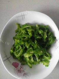 在家做的苦瓜炒鸡蛋做法图解4)