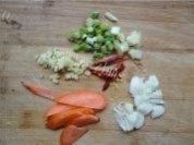 家常菜香肠炒包菜做法图解1)