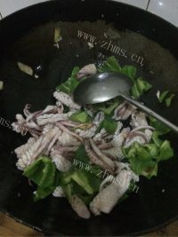 美味的青椒炒鱿鱼做法图解6)