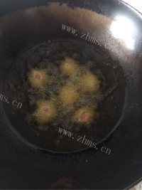 喷香的干炸丸子做法图解4)