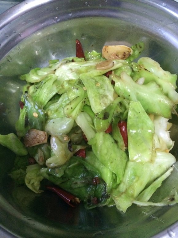 色泽鲜亮的手撕包菜