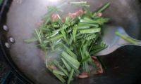 家常的韭菜炒河虾做法图解7)