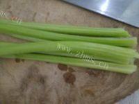 家常菜芹菜炒土豆片做法图解1)
