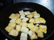 家常菜腊肠炒豆腐做法图解6)