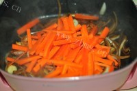 美味的胡萝卜羊肉烩饭做法图解6)