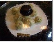 美味的蚕豆火腿球做法图解2)