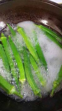 家常菜秋葵炒牛肉做法图解2)