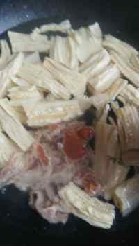 美味的腐竹瘦肉汤做法图解3)