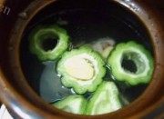 苦瓜猪骨汤做法图解2)