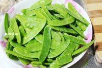 家常菜腊味荷兰豆做法图解2)