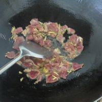 家常菜瘦肉炒丝瓜做法图解4)