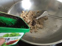 自制草菇鸡肉酱拌面做法图解5)