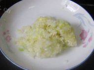 口感饱满的鲜虾白菜包做法图解7)
