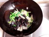 美味营养的蒜薹炒茧蛹做法图解3)