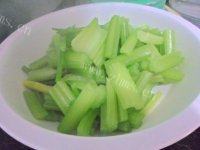 「家有大厨」芹菜炒肉做法图解5)