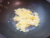 鲜美鸡蛋杂蔬炒饵块做法图解4)