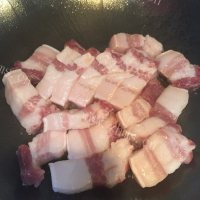 开胃的梅菜烧肉做法图解4)