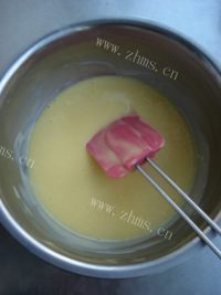自制草莓奶油蛋糕卷做法图解4)