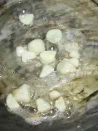 好吃的鸡蛋黄瓜块做法图解4)
