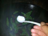诱人的香肠炒荷兰豆