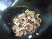 美味的腊鸭腿焖土豆做法图解3)