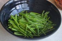 家常菜韭菜苔炒香干做法图解1)
