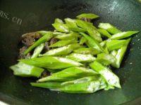 有特色的葱香秋葵炒牛肉做法图解5)