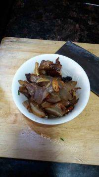 家常菜腊肉炒蒜苗做法图解6)