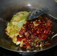 家常菜青椒炒肥肠做法图解3)