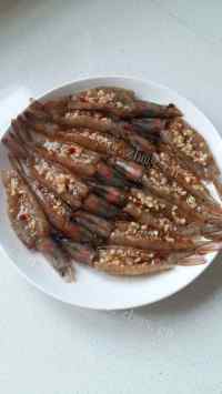 美食蒜蓉烤虾(微波炉版)做法图解6)