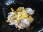 金包银蛋炒饭做法图解3)