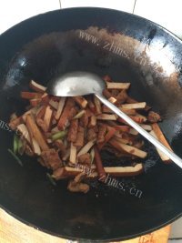 家常菜辣椒炒豆干做法图解6)