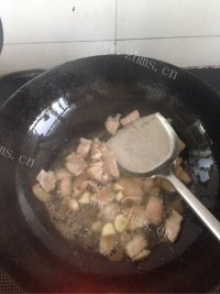 家常菜肉炒豇豆做法图解4)