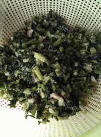 家常菜雪菜炒肉丝做法图解2)