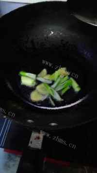 美味的尾骨炖芸豆土豆做法图解3)