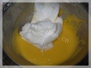 自己做的炼乳戚风蛋糕做法图解5)