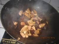 家常菜肉炒木耳做法图解5)