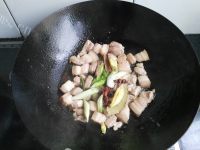 热腾腾的梅干菜烧肉做法图解7)