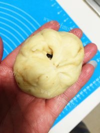 香气浓郁的豆沙面包做法图解5)