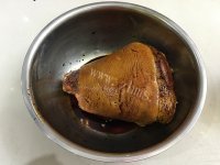 炖肘子做法图解3)