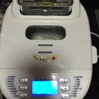 美味的黑芝麻核桃养生面包做法图解4)