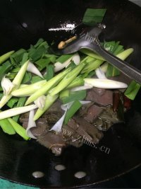 家常青蒜炒羊血做法图解3)