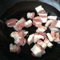 家常菜五花肉炖莲藕做法图解5)
