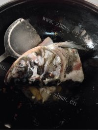 口感不错的鱼头豆腐汤做法图解4)